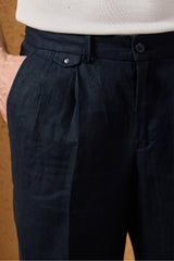 Terno masculino azul-marinho de linho, estilo safari, elegante e casual, com zíper frontal. Ideal para o verão.