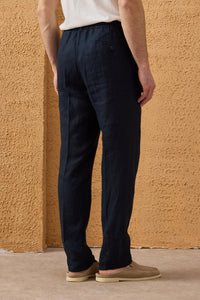 Terno masculino azul-marinho de linho, estilo safari, elegante e casual, com zíper frontal. Ideal para o verão.
