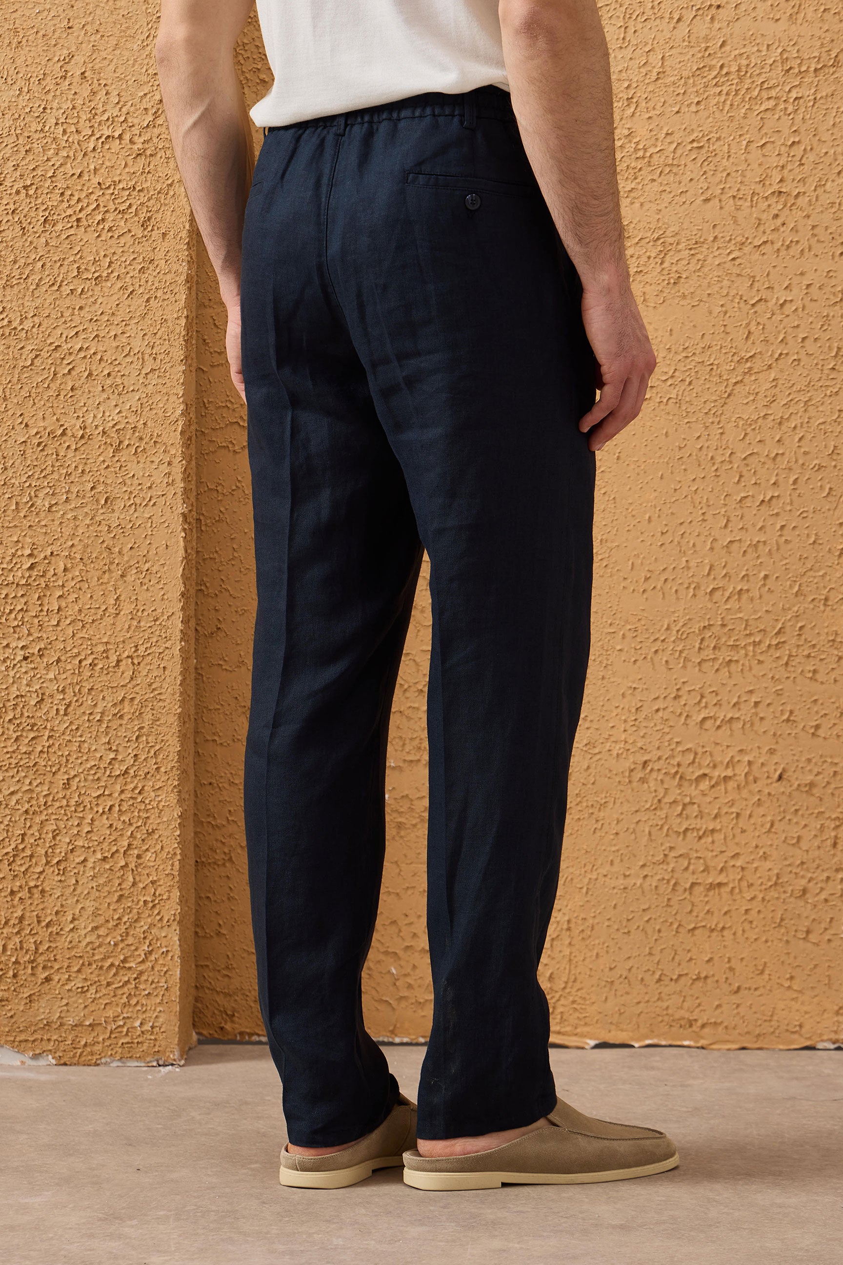 Terno masculino azul-marinho de linho, estilo safari, elegante e casual, com zíper frontal. Ideal para o verão.