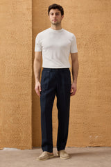 Terno masculino azul-marinho de linho, estilo safari, elegante e casual, com zíper frontal. Ideal para o verão.