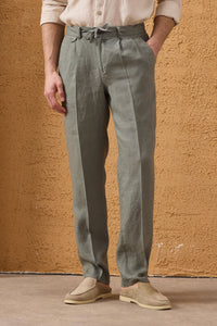 Calça masculina verde sálvia com pregas e cordão, corte reto e relaxado, 100% linho.