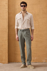 Terno masculino de linho verde sálvia, estilo safari, elegante e casual, com zíper frontal. Ideal para o verão.