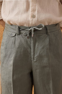 Calça masculina verde sálvia com pregas e cordão, corte reto e relaxado, 100% linho.