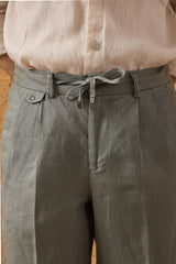 Terno masculino de linho verde sálvia, estilo safari, elegante e casual, com zíper frontal. Ideal para o verão.