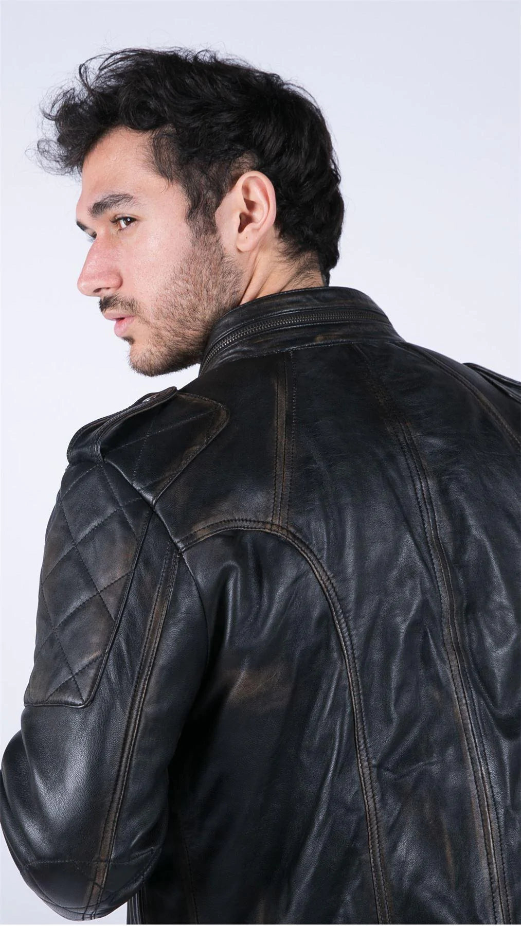 Jaqueta masculina retrô de couro legítimo preta e marrom lavada, estilo racer, com zíper e modelagem slim.