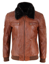 Jaqueta de couro estilo piloto masculina, modelagem slim fit, em tom marrom ferrugem lavado.
