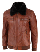 Jaqueta de couro estilo piloto masculina, modelagem slim fit, em tom marrom ferrugem lavado.