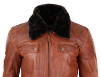 Jaqueta de couro estilo piloto masculina, modelagem slim fit, em tom marrom ferrugem lavado.