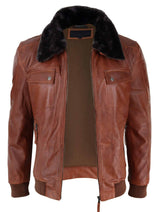 Jaqueta de couro estilo piloto masculina, modelagem slim fit, em tom marrom ferrugem lavado.
