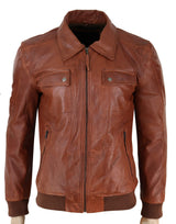 Jaqueta de couro estilo piloto masculina, modelagem slim fit, em tom marrom ferrugem lavado.