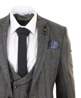 Terno de tweed de três peças com estampa xadrez cinza