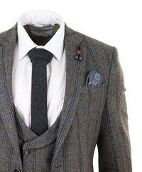 Terno de tweed de três peças com estampa xadrez cinza