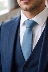 Gravata masculina azul-clara com acabamento em camurça.