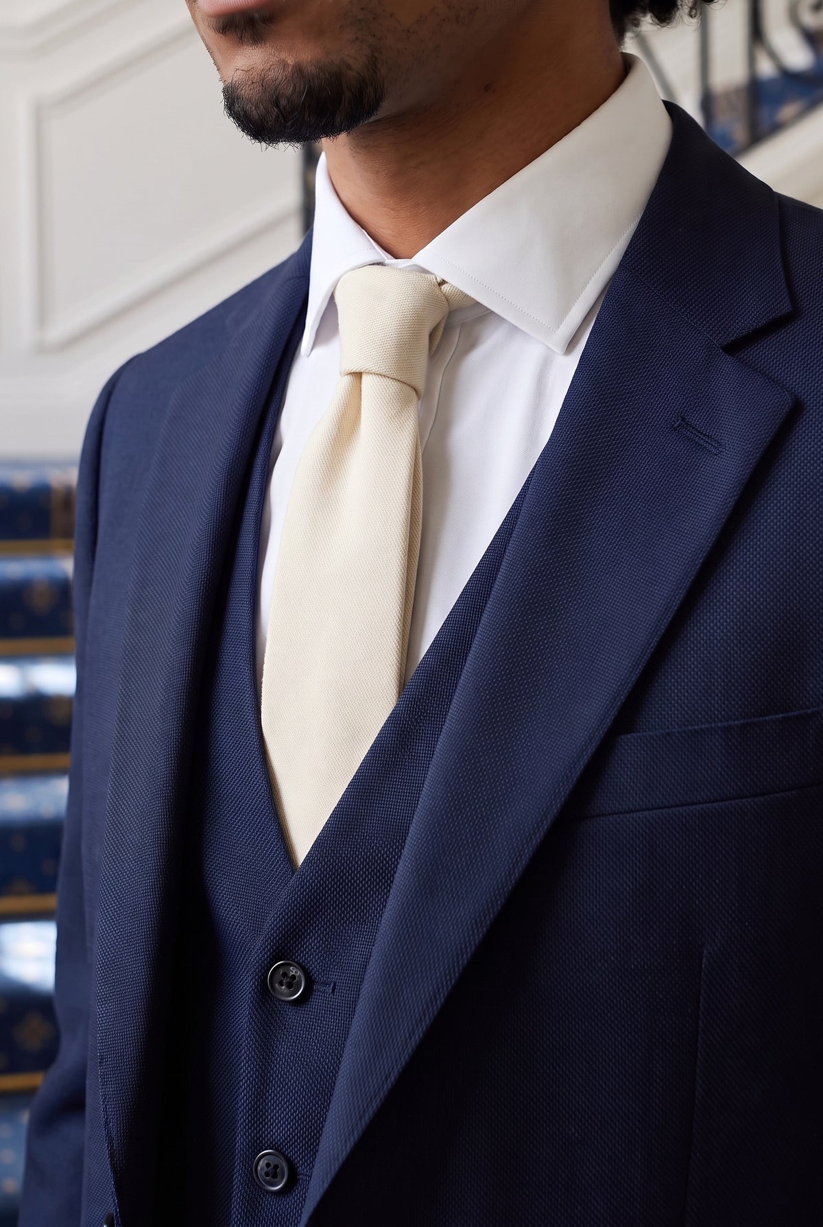 Gravata masculina creme com acabamento em camurça.