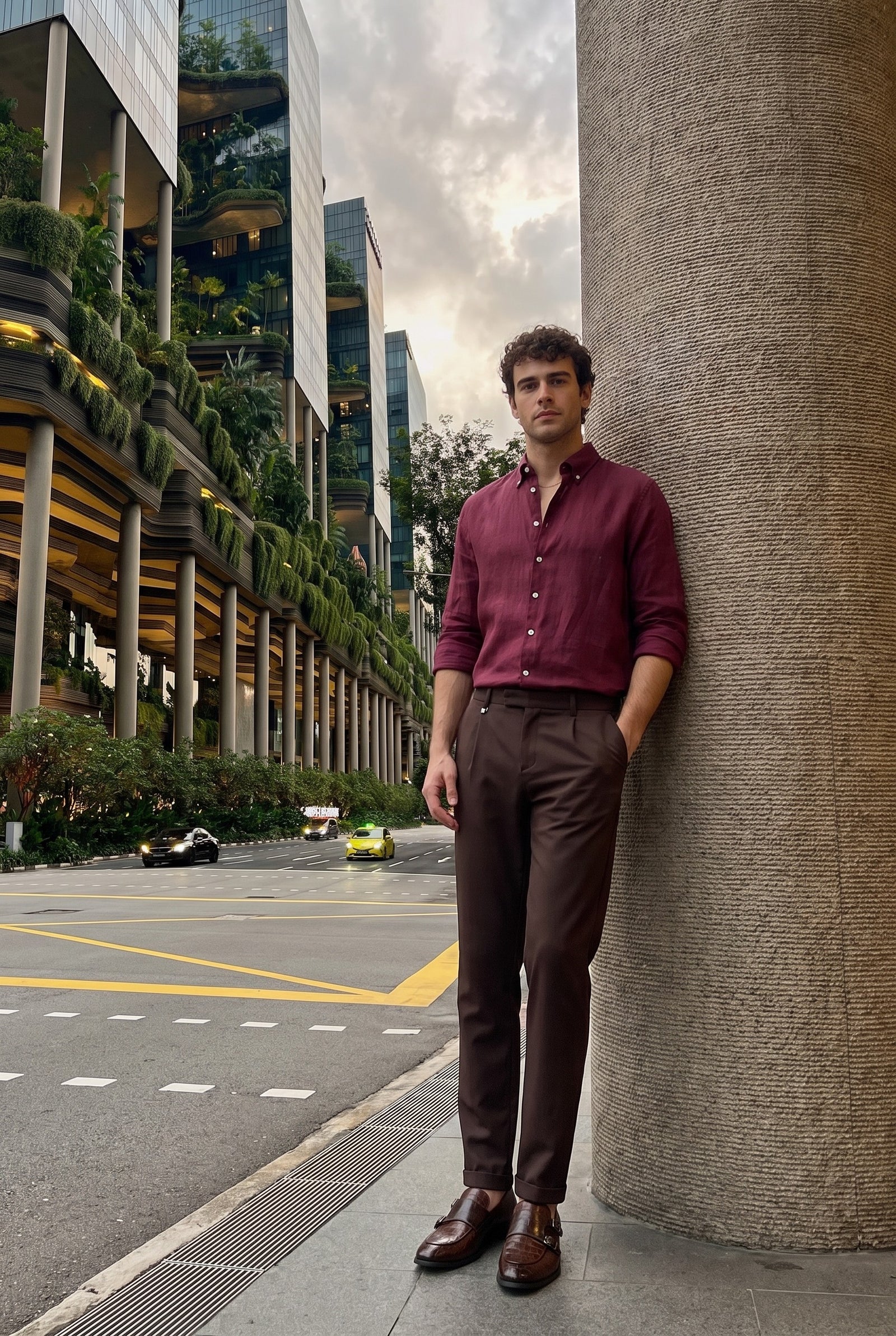 Look #894 styled with Calças Gurkha masculinas marrons com pregas, cintura ajustável e corte afunilado.