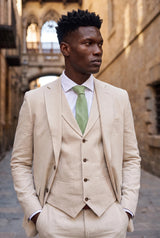 Gravata masculina verde-sálvia com acabamento em camurça.