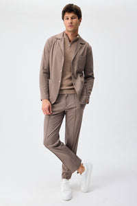 Blazer masculino em malha macia marrom-taupe, estilo casual elegante.