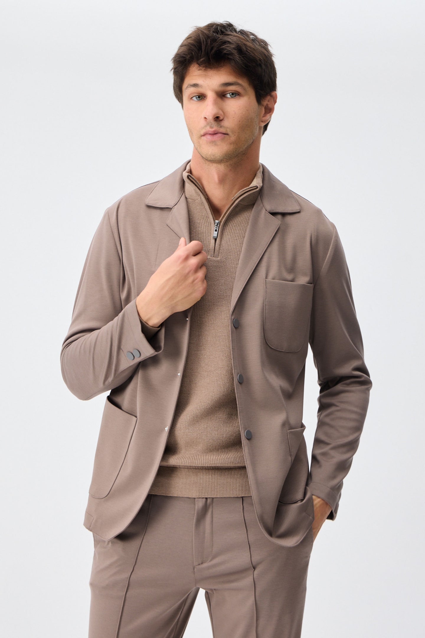 Blazer masculino em malha macia marrom-taupe, estilo casual elegante.