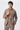Blazer masculino em malha macia marrom-taupe, estilo casual elegante.