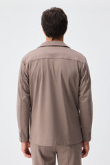 Blazer masculino em malha macia marrom-taupe, estilo casual elegante.