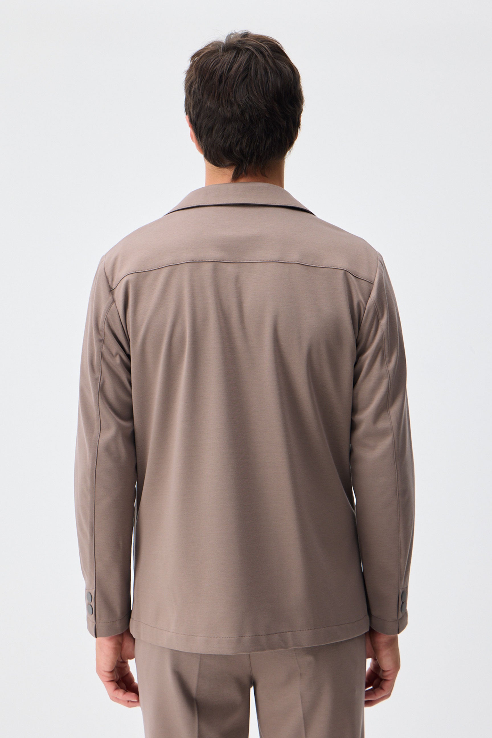 Blazer masculino em malha macia marrom-taupe, estilo casual elegante.