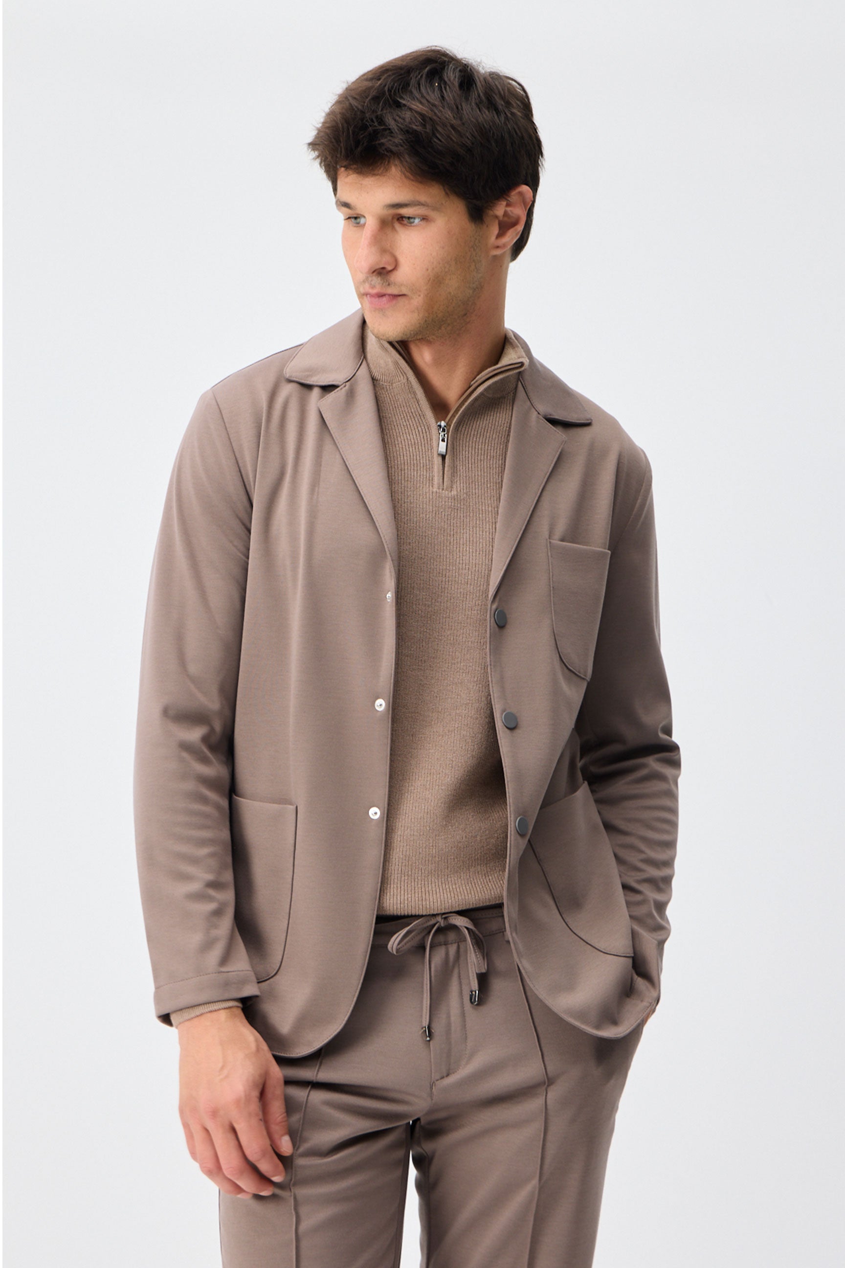 Blazer masculino em malha macia marrom-taupe, estilo casual elegante.