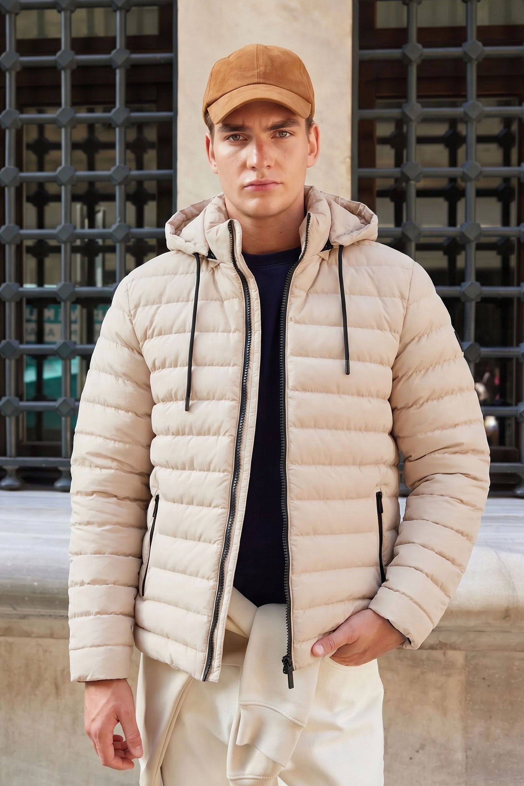 Jaqueta puffer masculina bege com capuz, leve e acolchoada, com zíper.