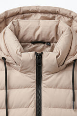 Jaqueta puffer masculina bege com capuz, leve e acolchoada, com zíper.