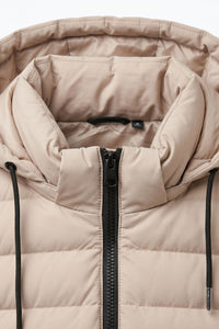 Jaqueta puffer masculina bege com capuz, leve e acolchoada, com zíper.