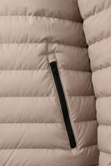 Jaqueta puffer masculina bege com capuz, leve e acolchoada, com zíper.