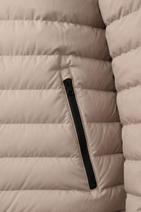Jaqueta puffer masculina bege com capuz, leve e acolchoada, com zíper.