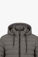 Jaqueta puffer masculina cinza com capuz, leve e acolchoada, com zíper.