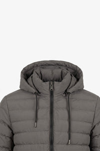 Jaqueta puffer masculina cinza com capuz, leve e acolchoada, com zíper.