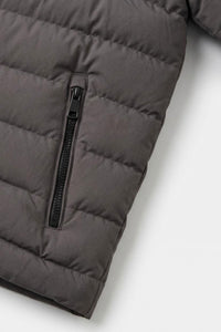 Jaqueta puffer masculina cinza com capuz, leve e acolchoada, com zíper.