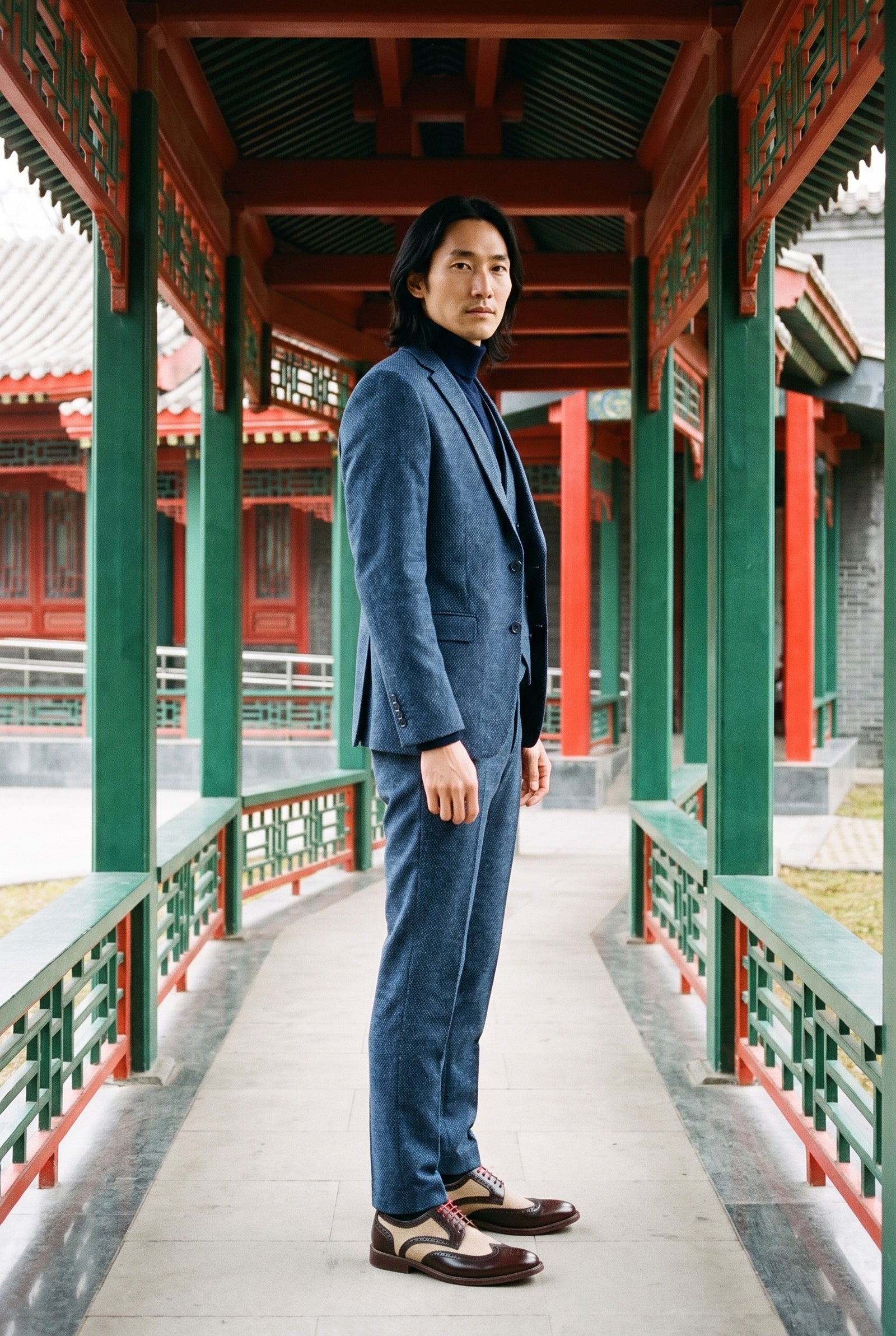 Look #381 styled with Terno masculino azul-marinho de 3 peças com colete de abotoamento duplo.