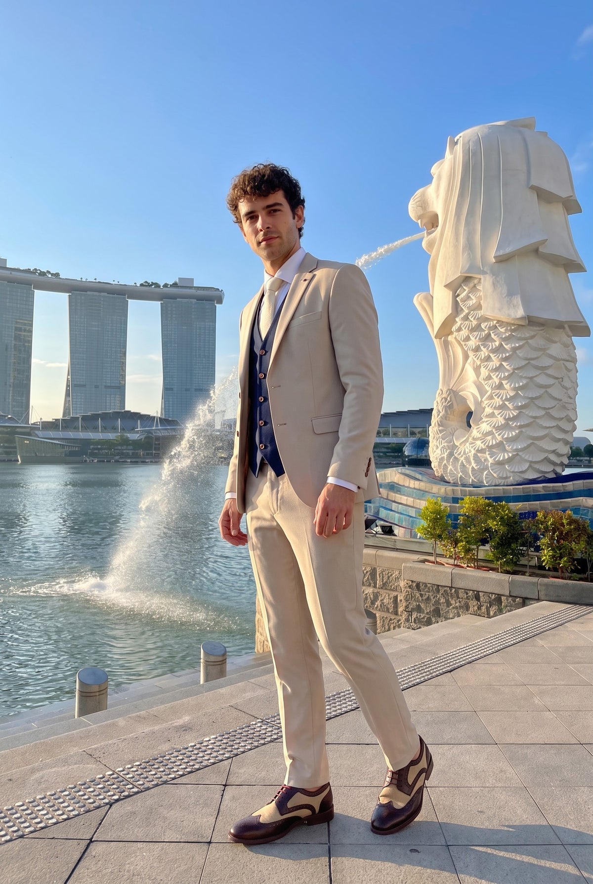 Look #1001 styled with Mayfair - Terno masculino de 3 peças creme com colete azul-marinho
