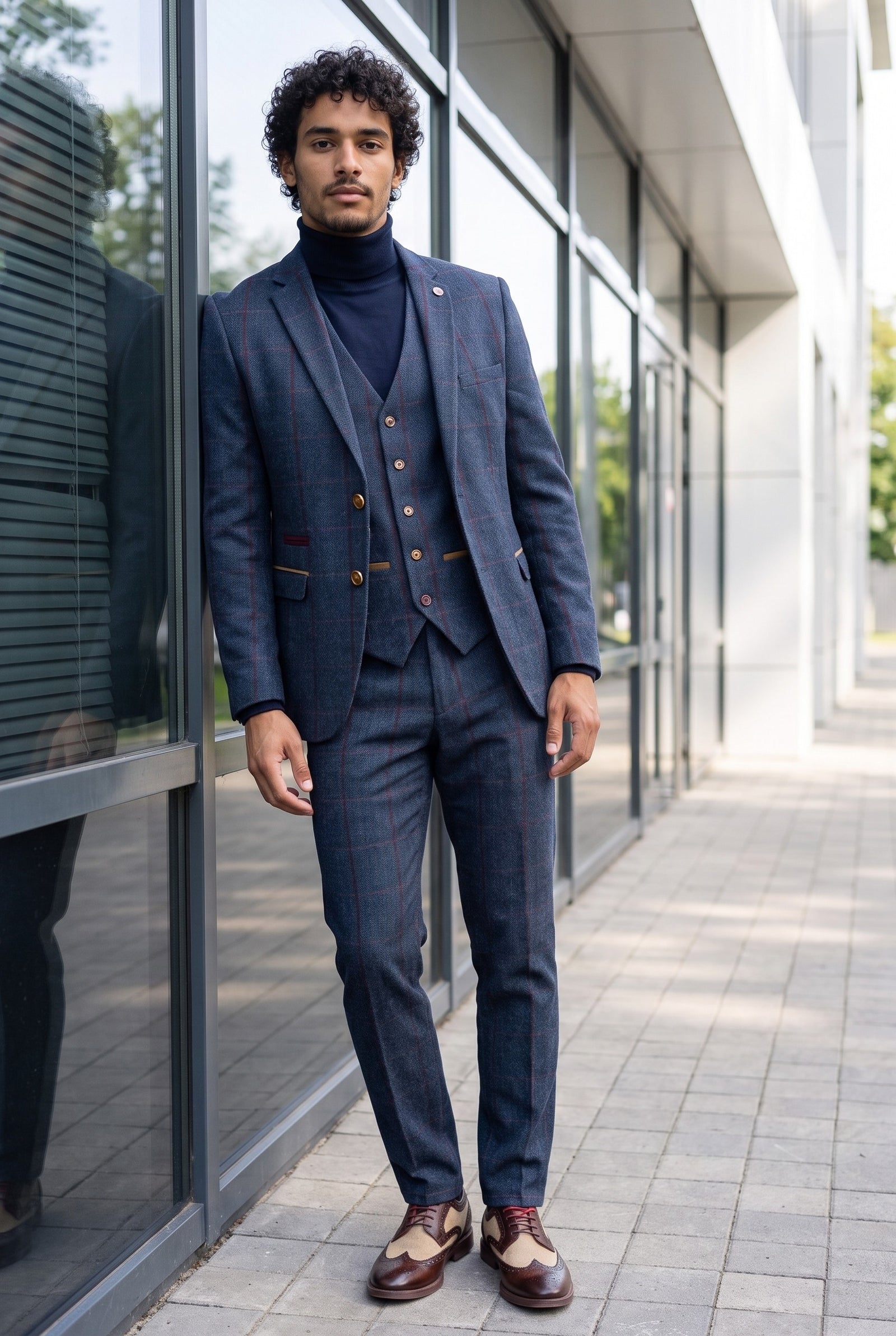 Look #646 styled with Suéter masculino de gola alta azul-marinho, em malha macia de viscose com mangas compridas.