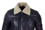Jaqueta masculina de couro legítimo com gola de pele, estilo retrô vintage clássico, azul marinho casual.