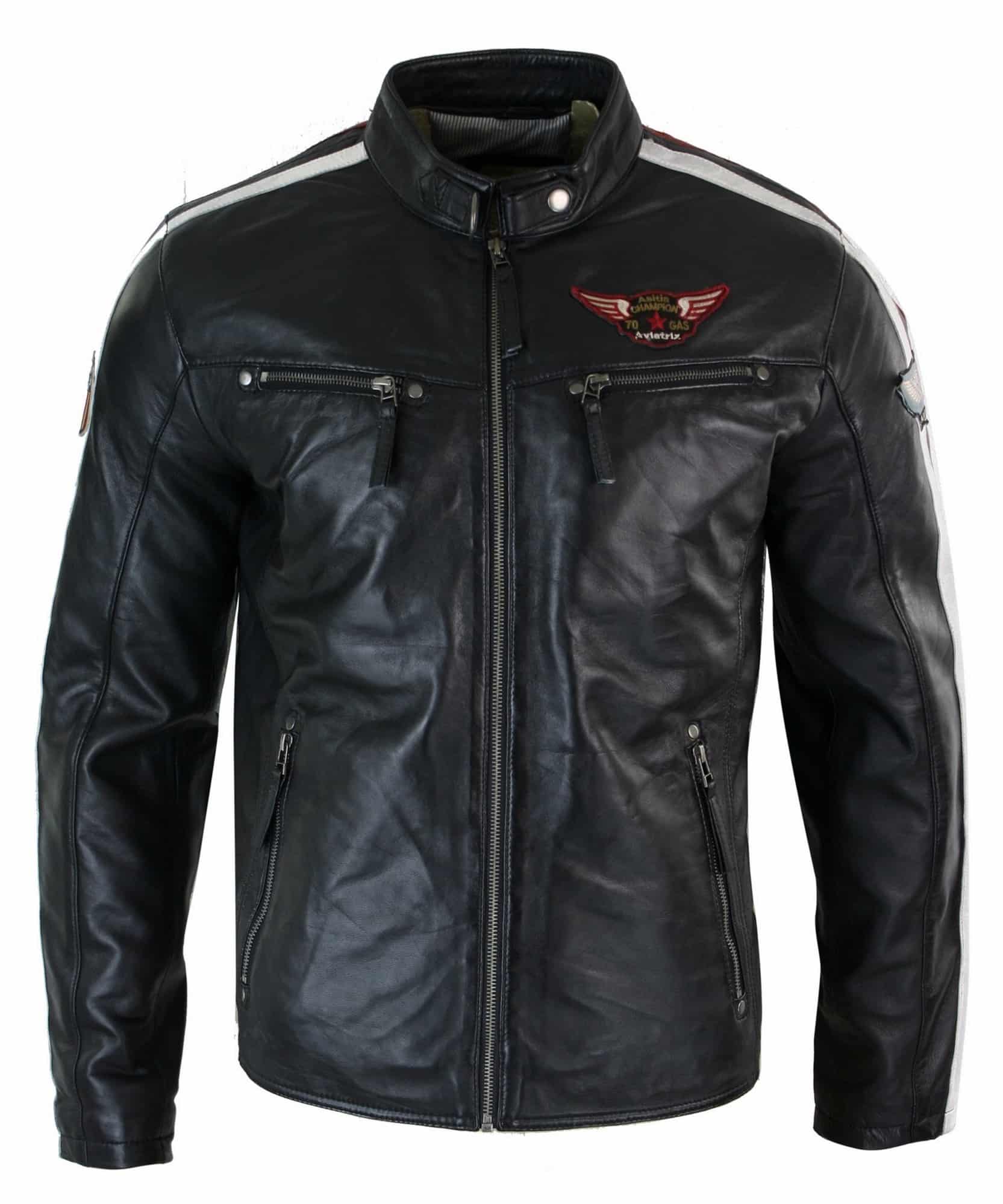 Jaqueta masculina de couro legítimo preta estilo motociclista, com zíper, listras vermelhas e brancas e emblema.