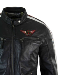 Jaqueta masculina de couro legítimo preta estilo motociclista, com zíper, listras vermelhas e brancas e emblema.
