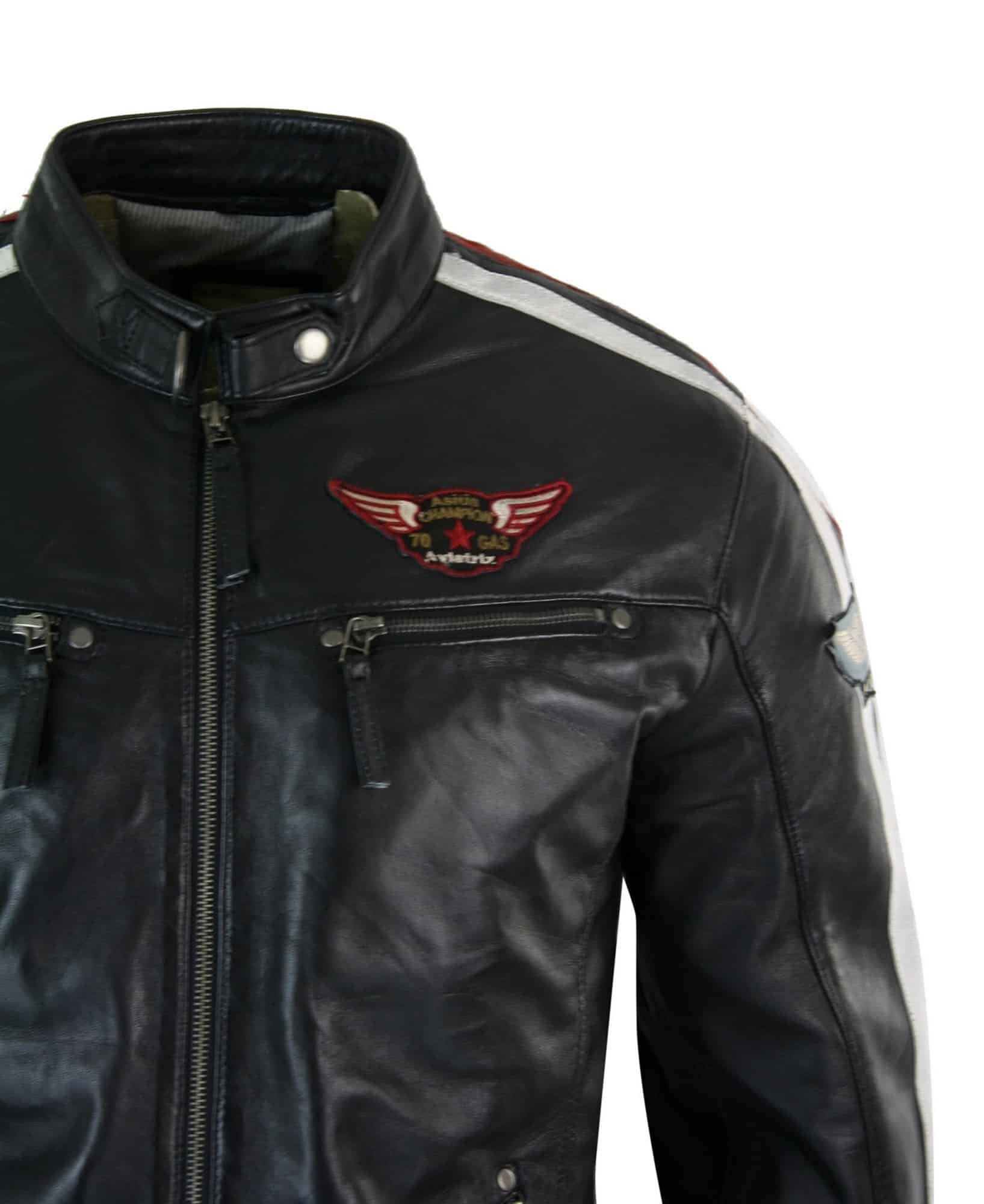 Jaqueta masculina de couro legítimo preta estilo motociclista, com zíper, listras vermelhas e brancas e emblema.