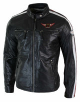 Jaqueta masculina de couro legítimo preta estilo motociclista, com zíper, listras vermelhas e brancas e emblema.