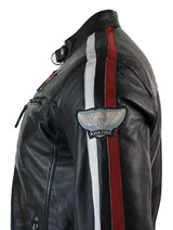 Jaqueta masculina de couro legítimo preta estilo motociclista, com zíper, listras vermelhas e brancas e emblema.
