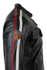 Jaqueta masculina de couro legítimo preta estilo motociclista, com zíper, listras vermelhas e brancas e emblema.