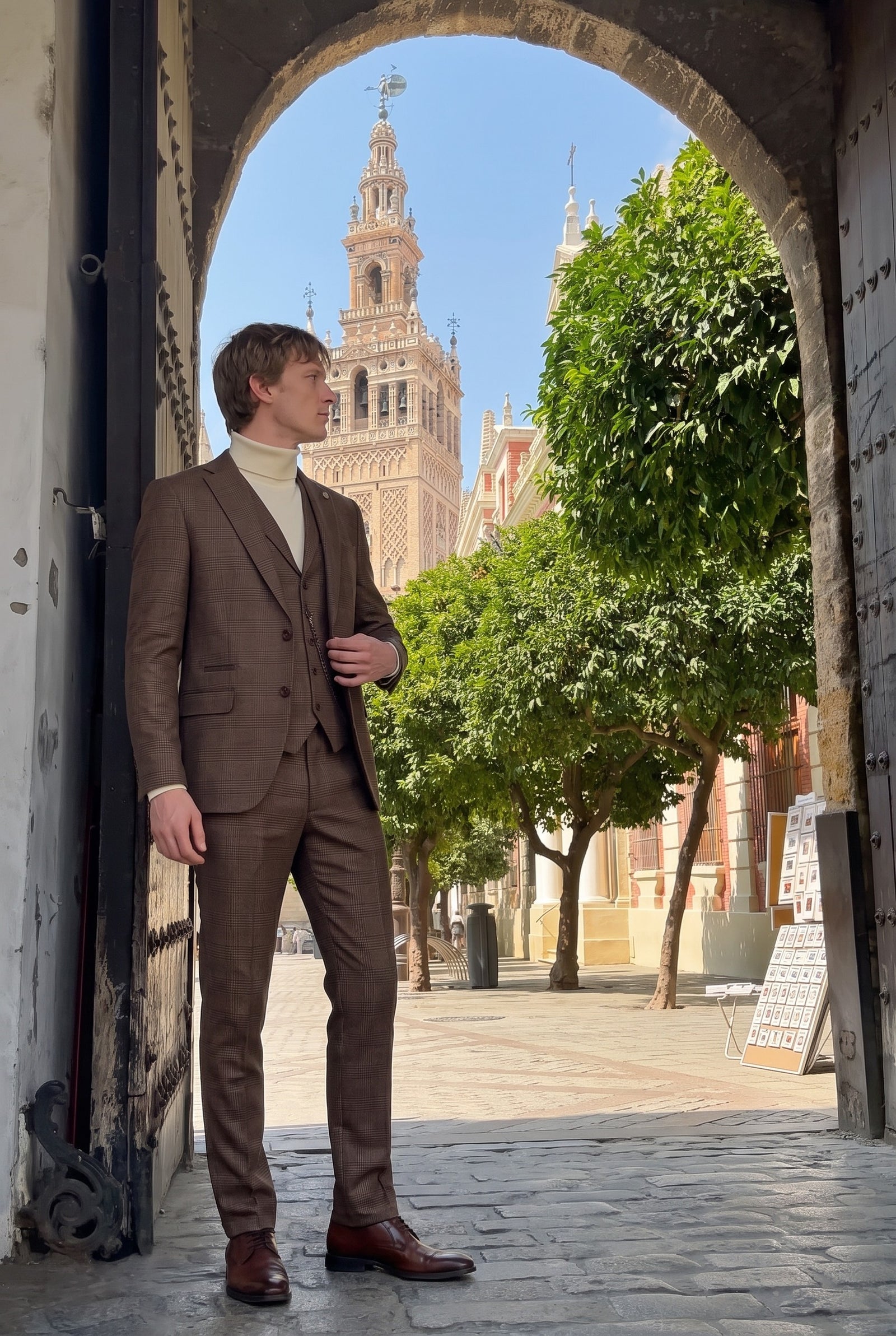 Look #1011 styled with Suéter masculino de gola alta creme, em malha macia de viscose com mangas compridas.