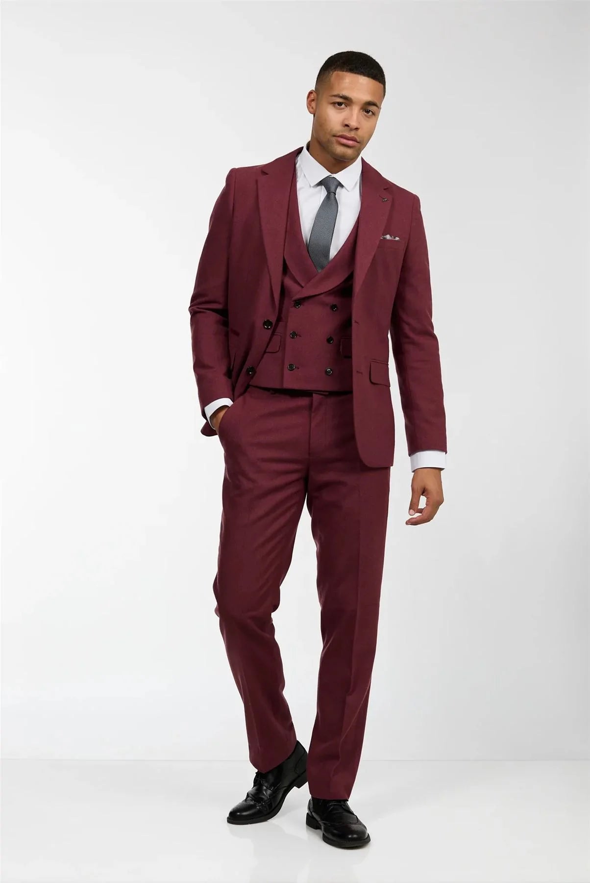 Terno masculino de lã, 3 peças, vermelho borgonha, abotoamento duplo, estilo vintage anos 1920, ideal para casamentos e festas.