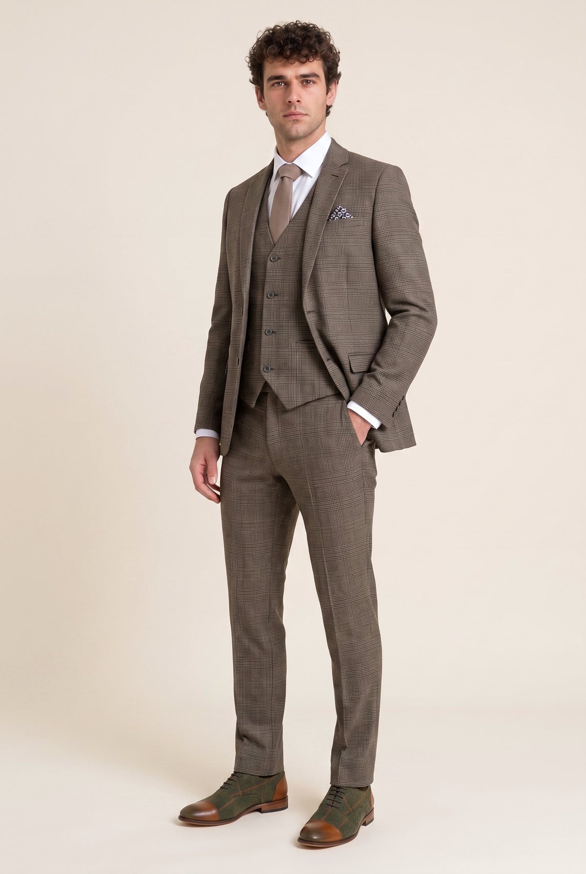 Look #603 styled with Terno masculino de três peças, corte slim, xadrez clássico marrom-claro.