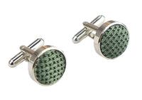 Conjunto de presente com gravata, lenço de bolso e abotoaduras em cetim de seda texturizado verde fosco.