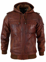 Jaqueta bomber masculina de couro legítimo com capuz, em tom marrom claro lavado, estilo vintage acolchoado.