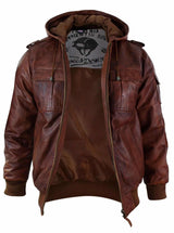 Jaqueta bomber masculina de couro legítimo com capuz, em tom marrom claro lavado, estilo vintage acolchoado.